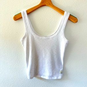 Brand new white Vuori tank top. Never worn, just doesn’t have the tag